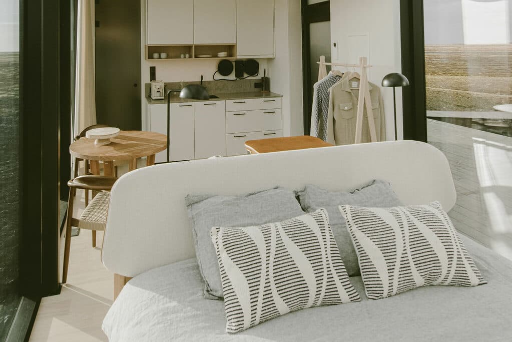 Cozy living area with modern kitchen and large windows at Rafter Seljalandsfoss Georg in Hvolsvöllur