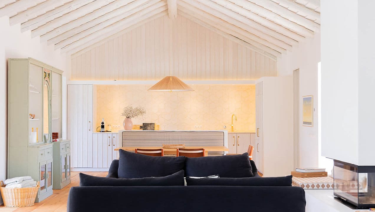 Open-plan living and kitchen area with vaulted ceiling and dining table at Casa AHA at Casa AHA!, Carvalhal / Comporta