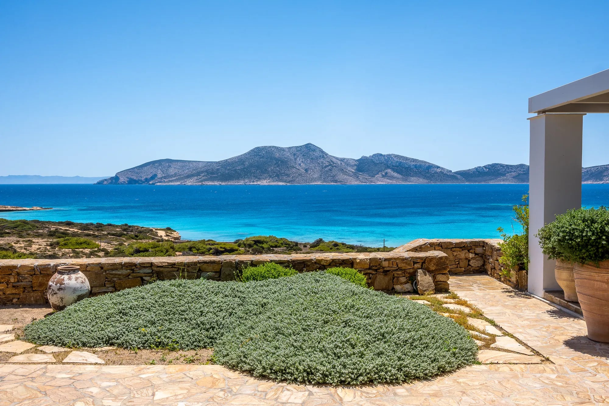 Outdoor terrace with coastal and island sea view at Rafter Koufonisia Galene in Koufonisia, Greece
